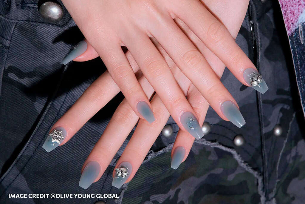 Gilded_Accent_Nails